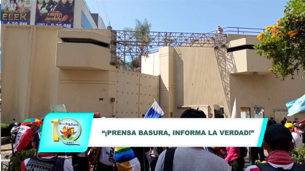 Ciudadanos y ciudadanas hacen plantón frente a instalaciones de medios de comunicación de Lima